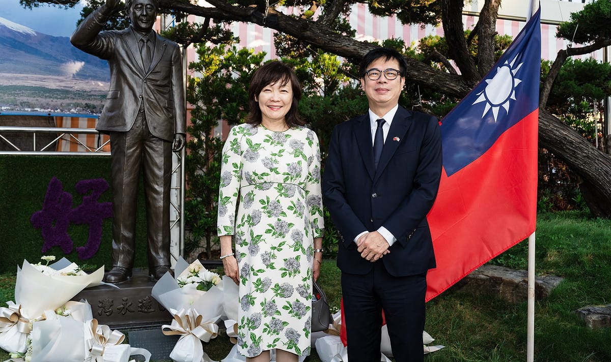 安倍昭惠(左)第五度前往高雄紅毛港保安堂向安倍銅像獻花致意，陳其邁(右)在場迎接。 圖：高雄市行國處／提供