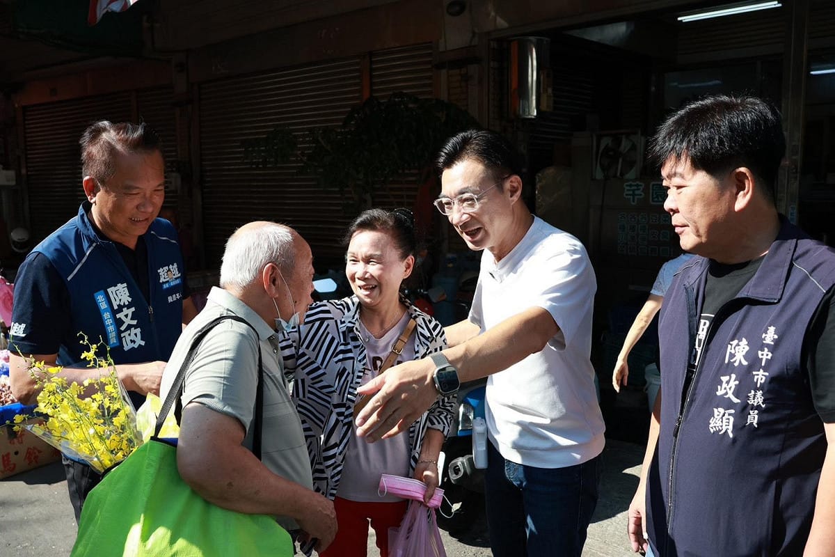 江啟臣今（21）日一早合體黨籍市議員陳文政、陳政顯前往北區東興市場掃街拜票。 圖：江啟臣競辦/提供