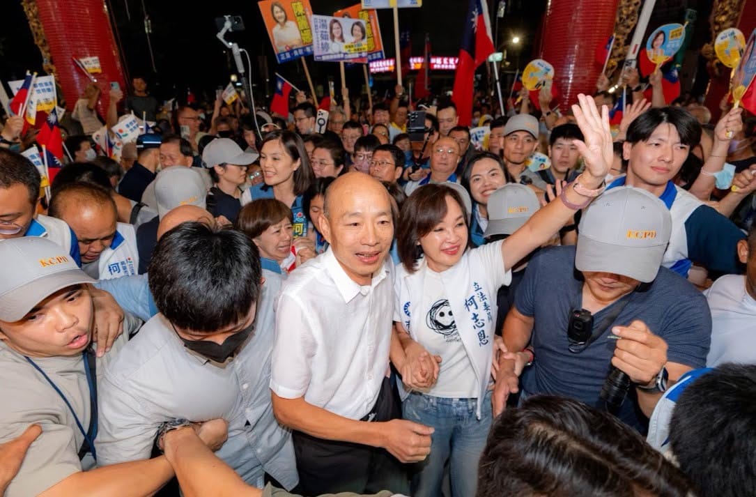 小港廟口開講，柯志恩(中右)陪韓國瑜(中左)大進場，現場鄉親熱情歡呼簇擁。 圖：孫家銘／翻攝