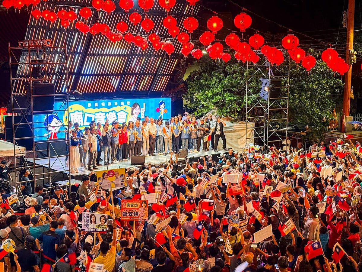 柯志恩小港廟口開講，現場湧入大批民眾，廟埕便已擠滿人潮，更向外延伸至周邊道路與十字路口。 圖：孫家銘／翻攝