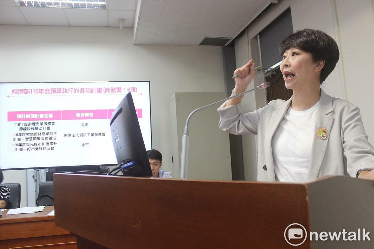 立法委員陳亭妃針對中小微企業轉型、商圈市場活化及農業科技人才等議題提出質詢。 圖：陳亭妃競選總部提供