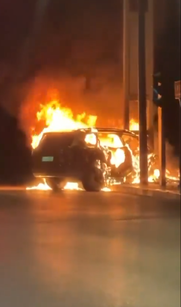 中國陝西一輛國產汽車問界 M9 在行經路口時高速撞擊交通號誌燈立柱後迅即起火燃燒，現場火勢猛烈。 圖:翻攝自 X @whyyoutouzhele