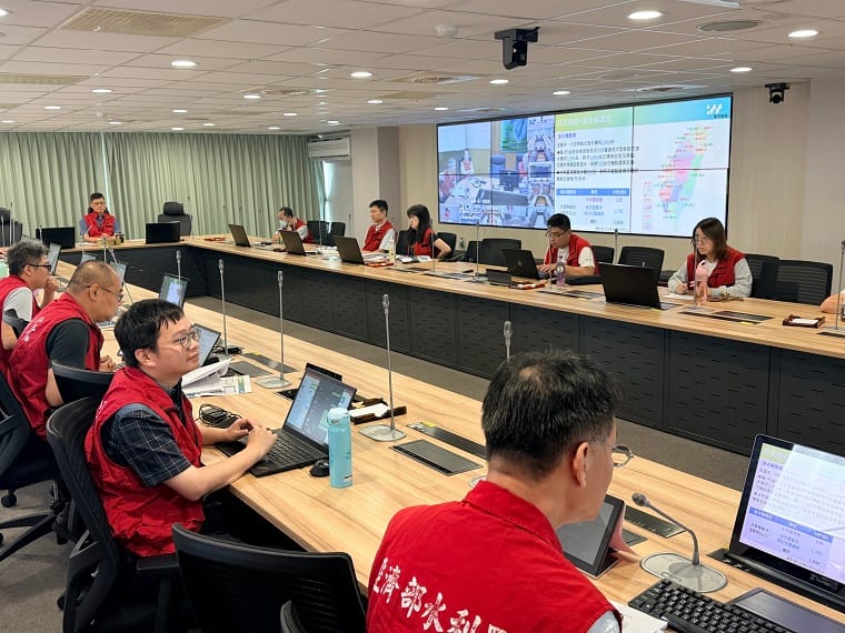 水利署長林元鵬召開防汛整備視訊會議，盤點各分署整備情形，要求各河川分署落實與地方政府的防汛合作。 圖：經濟部水利署提供