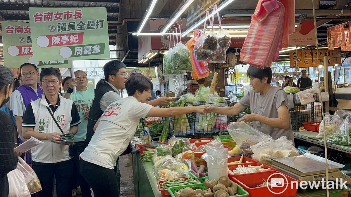 台南市長候選人陳亭妃偕同市議員候選人周嘉韋、林建南、沈震南及議長邱莉莉代表前往北區和緯黃昏市場，向市場攤商及採買民眾請安問好，傾聽地方心聲，爭取鄉親支持。 圖：陳亭妃競選總部提供
