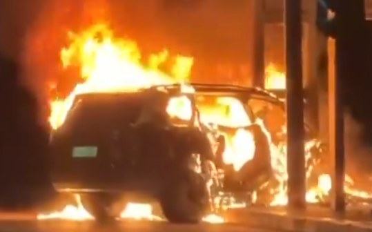 (影) 問界汽車自撞起火被疑電池爆燃! 官方回應:人工駕駛超速 引發線路短路
