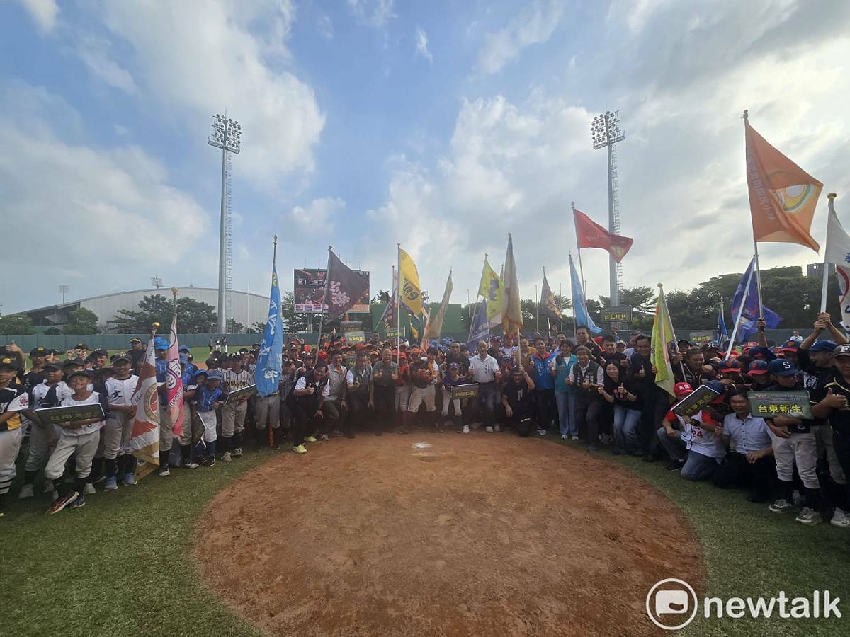 第17屆臺南市巨人盃全國少棒錦標賽於今日熱鬧開幕，來自全國各地的少棒好手齊聚臺南，展開為期5天的精彩賽事。 圖：台南市政府提供