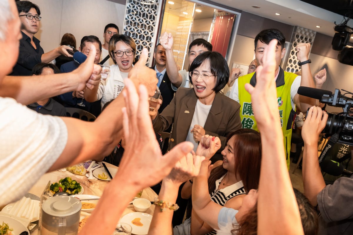 新北市長候選人、立法委員蘇巧慧今（21）晚出席「新北市工業會」會員大會，一到場即受到熱烈歡迎，眾人紛紛拿出手機要求合影、自拍，現場氣氛相當熱烈。 圖：蘇巧慧競總提供