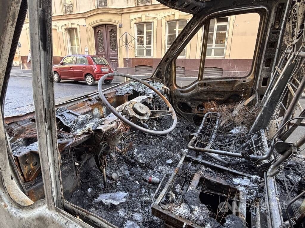 法國17日全國性示威出現嚴重暴力，巴黎共和國廣場附近一輛車被燒得只剩骨架。中央社記者曾依璇巴黎攝　115年10月22日 圖：中央社提供