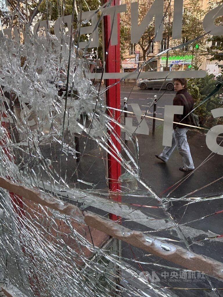 法國17日全國性示威出現嚴重暴力，巴黎伏爾泰大道上多家商店被砸毀洗劫。中央社記者曾依璇巴黎攝　115年10月22日 圖：中央社提供