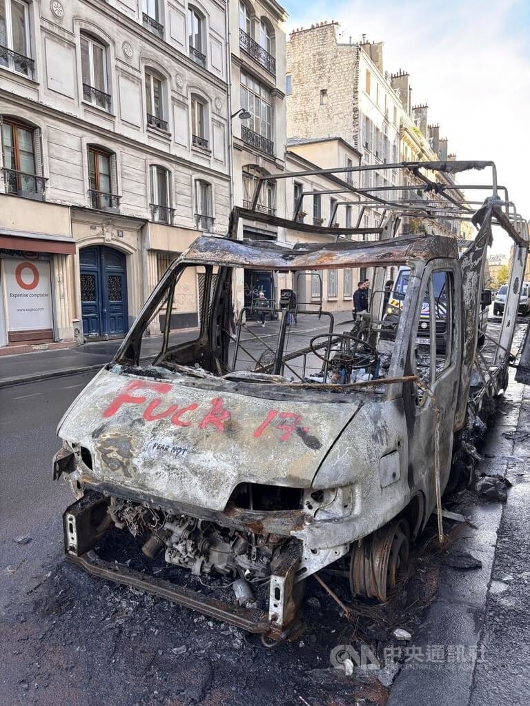 法國17日全國性示威出現嚴重暴力，巴黎共和國廣場附近一輛車遭徹底燒毀。中央社記者曾依璇巴黎攝　115年10月22日 圖：中央社提供