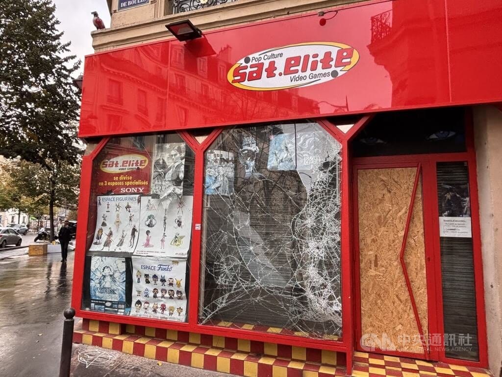 法國17日全國性示威演變成嚴重暴力事件，巴黎伏爾泰大道一家遊戲商店櫥窗被砸破。中央社記者曾依璇巴黎攝　115年10月22日 圖：中央社提供