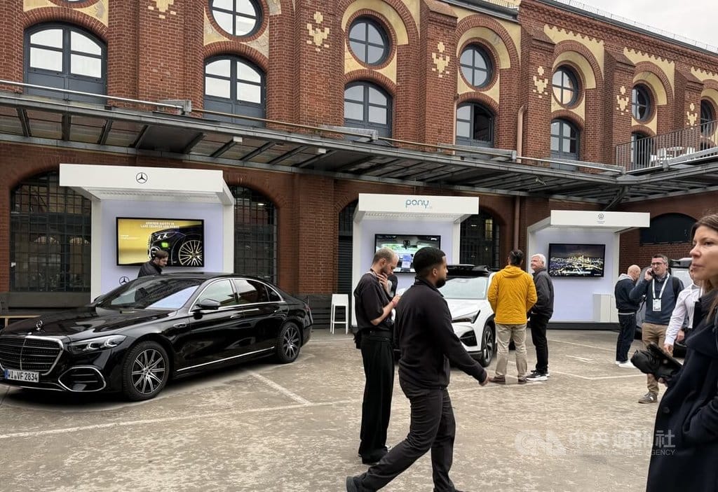 輝達GTC開發者大會21日在柏林登場，會場展示賓士及福斯商用車合作的自動駕駛技術。中央社記者林尚縈柏林攝　115年10月22日 圖：中央社提供
