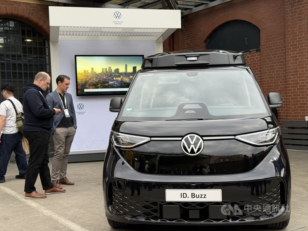德國福斯商用車在柏林GTC開發者大會展示ID. Buzz自動駕駛車款，車頂搭載感測設備，結合輝達自動駕駛技術，未來可應用於自駕計程車及商業運輸服務。中央社記者林尚縈柏林攝　115年10月22日 圖：中央社提供