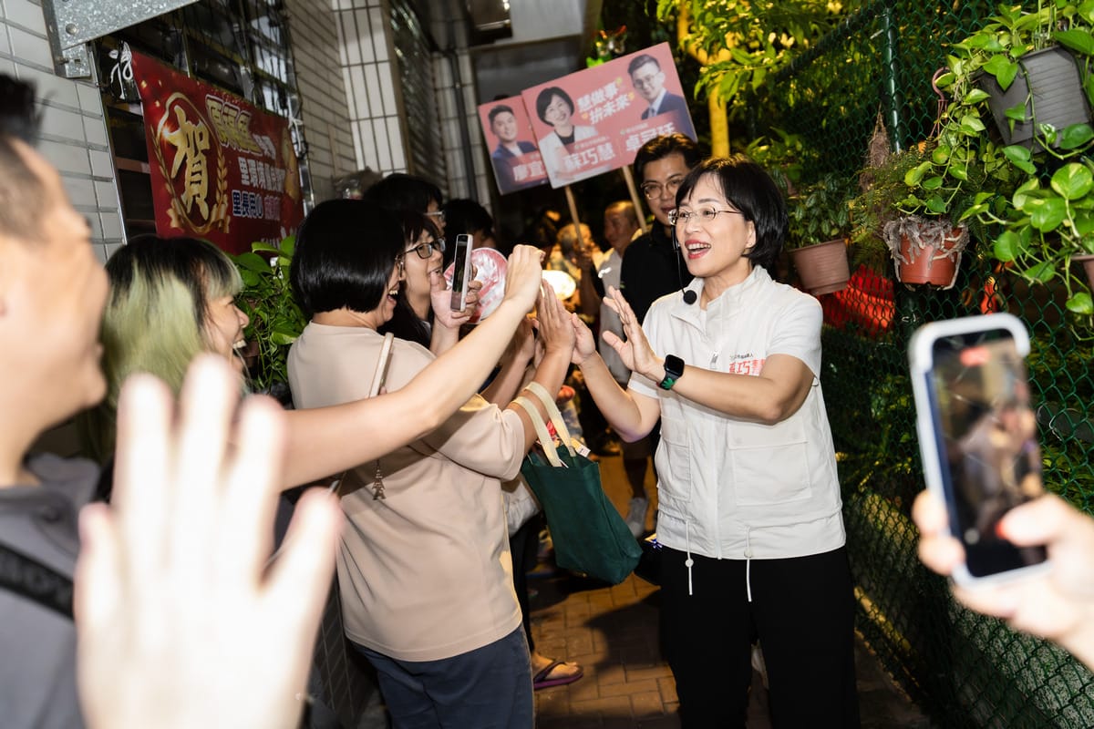 新北市長候選人、立法委員蘇巧慧昨（21）晚前往土城頂埔夜市掃街拜票。 圖：蘇巧慧競總提供