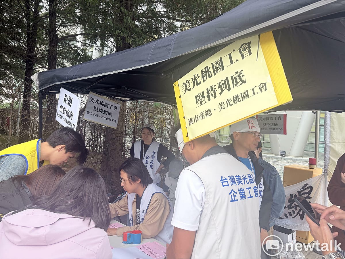 台灣美光桃園工會在美光公司門口搭建帳篷，進行員工意向調查投票。 圖：李宣萱/攝