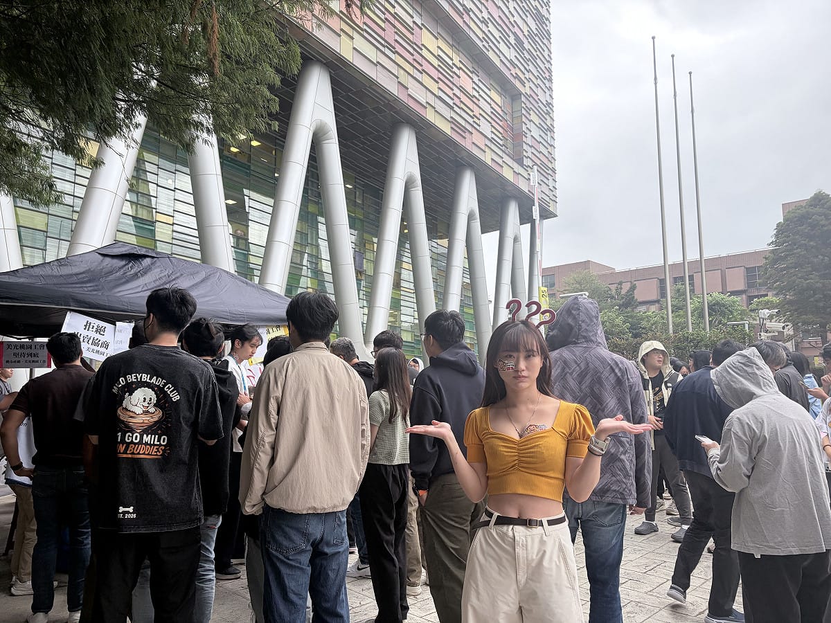 台灣美光桃園工會會員在會議結束後，下樓投下意向調查票。 圖：李宣萱/攝