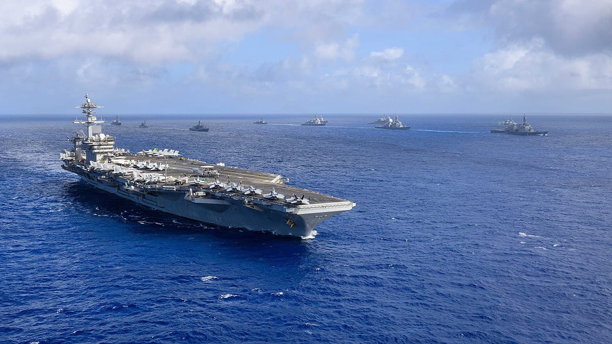 美日「利劍27」多邊演習，美國海軍「羅斯福號（CVN-71）」航空母艦率美日澳法加艦艇海上機動。 圖：翻攝「X」@US7thFleet