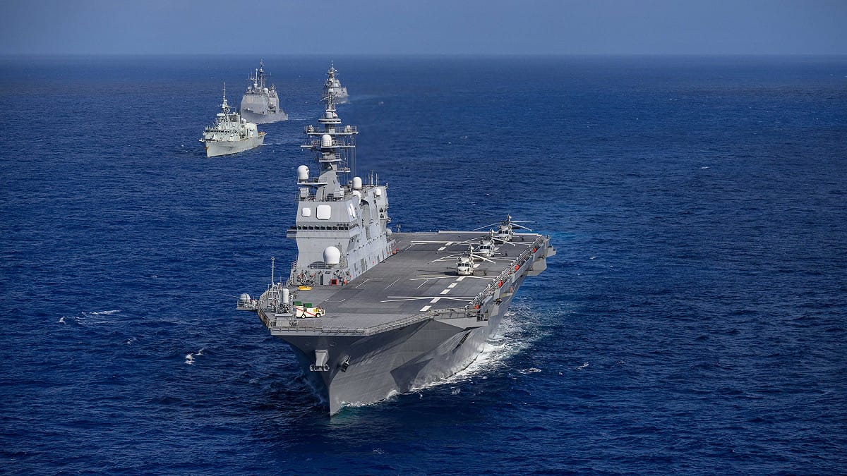 美日「利劍27」多邊演習，日本海上自衛隊直升機護衛艦「伊勢號（JS Ise，DDH-182）」搭載直升機，與其他水面艦艇共同航行。 圖：翻攝「X」@US7thFleet