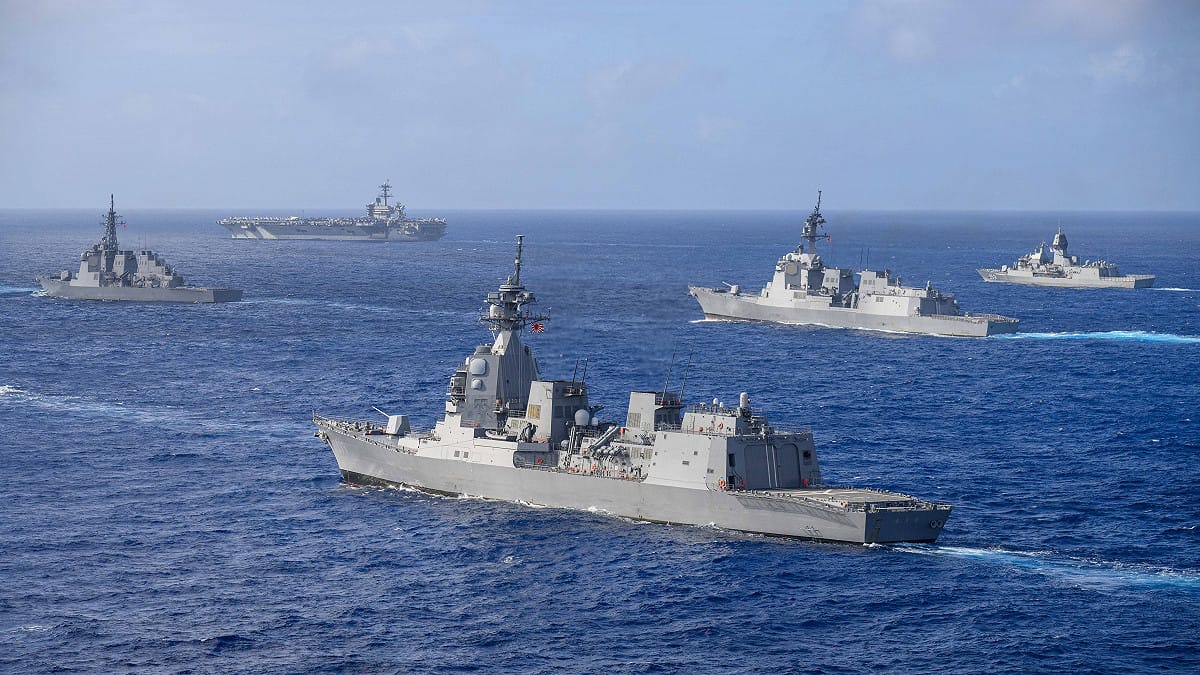 美日「利劍27」多邊演習，日本護衛艦緊跟「羅斯福號」。 圖：翻攝「X」@US7thFleet