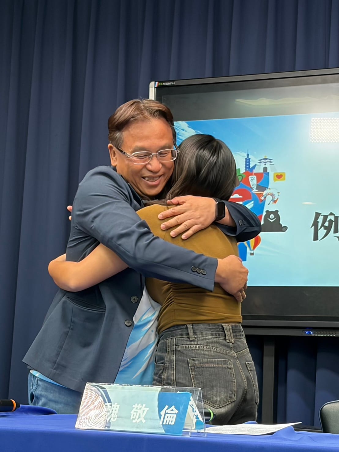 魏平政與女兒魏敬倫在競選影片發布會現場擁抱。 圖：國民黨/提供