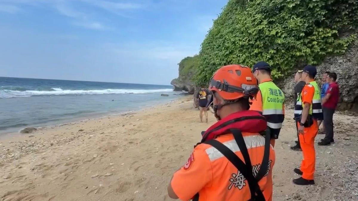 20歲林姓男子在美人洞沙灘疑似遭離岸流捲走，海巡署於下午2時25分尋獲，已無生命跡象。 圖：海巡署提供