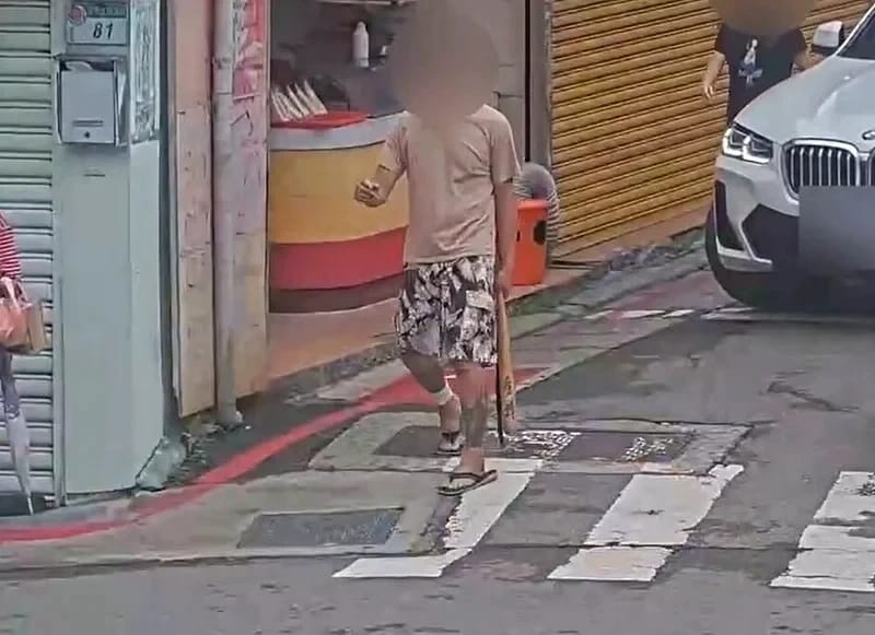 北市士林區男子持除草刀、球棒遊走。 圖：警方提供