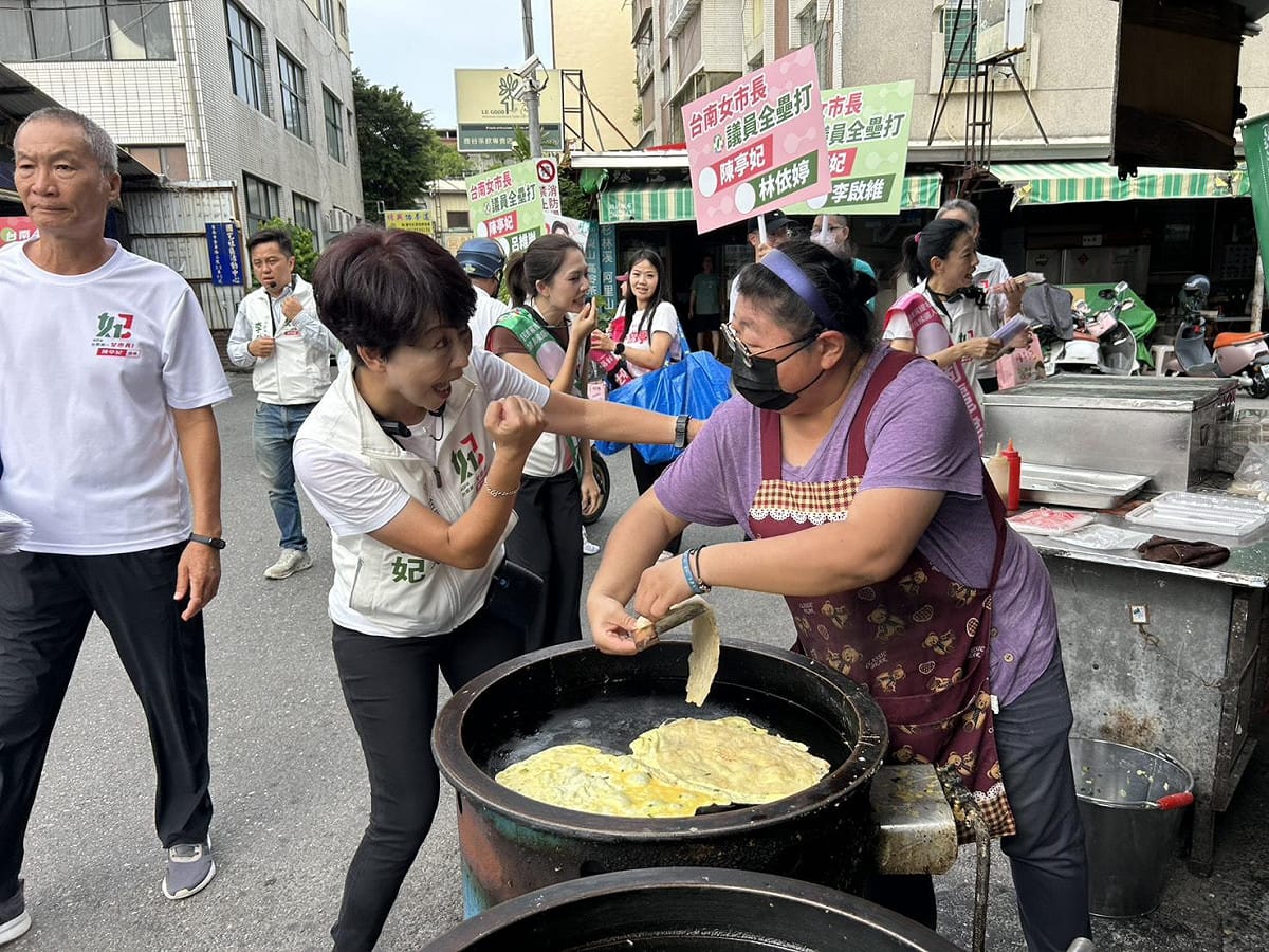 台南市長候選人陳亭妃偕同市議員候選人周麗津、林依婷、李啟維、呂維胤，前往安平市場、金華市場向鄉親請安問好，沿途與攤商、市民親切互動，傾聽地方心聲。 圖：陳亭妃競選總部提供