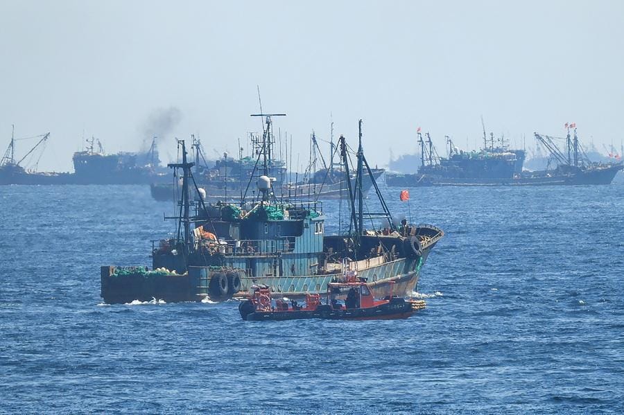 海洋警察廳 22 日宣布，4 艘中國漁船因在南北韓海上軍事分界線附近非法捕撈，遭到海警扣押，並被要求繳納約新台幣1.2 億的擔保金。 圖：翻攝自해양경찰청官網