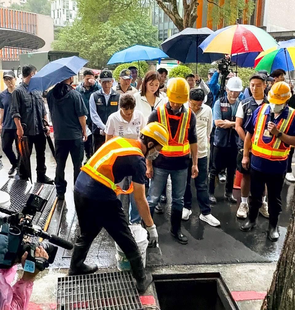 台北市長蔣萬安今（22）日前往文山區華興里永建國小視察防颱下水道整備作業，卻被爆未通知當地里長。右二為大安文山區市議員候選人、在地華興里里長陳峙穎。 圖：陳峙穎辦公室 提供