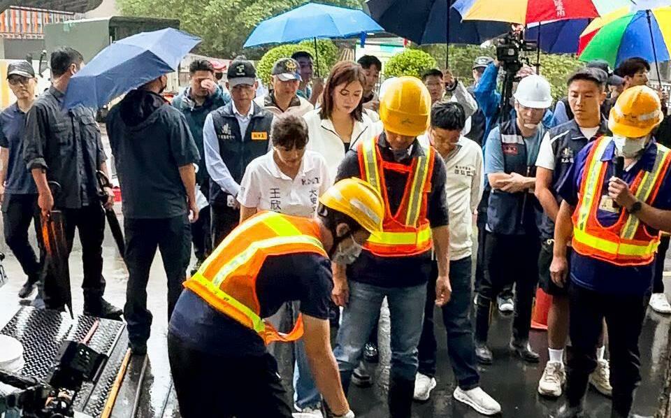 蔣萬安臨時視察防災作業遭里長痛批作秀！張育萌：6月淹水到現在都沒來挖