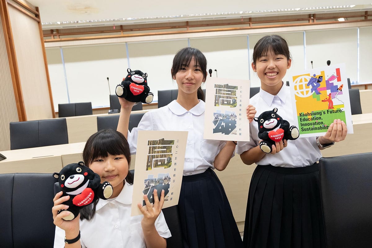高市府贈佐渡學生高雄紀念品。 圖：高雄市行國處／提供