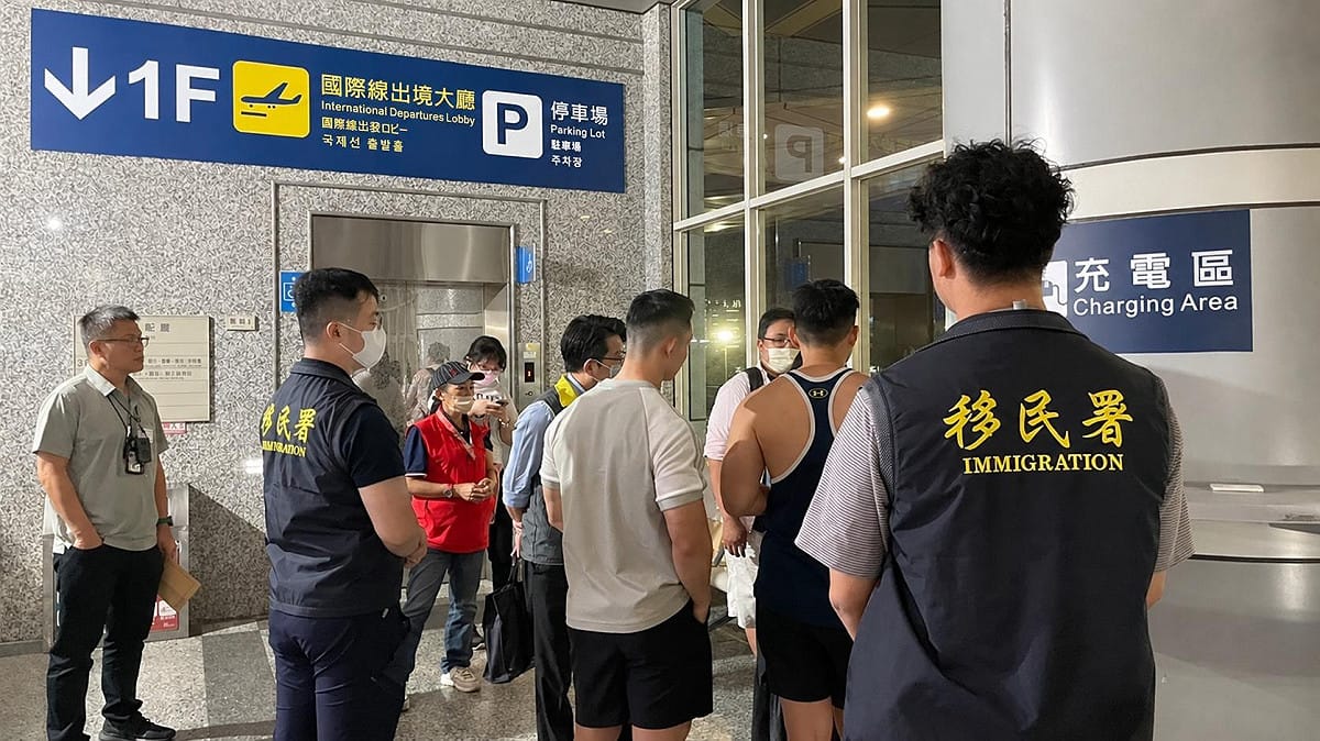 中國籍網紅與外籍男子以觀光名義來台，於社群平台發布貼文涉及招攬代理孕母廣告，移民署已將2人依法驅逐出境。 圖：移民署／提供