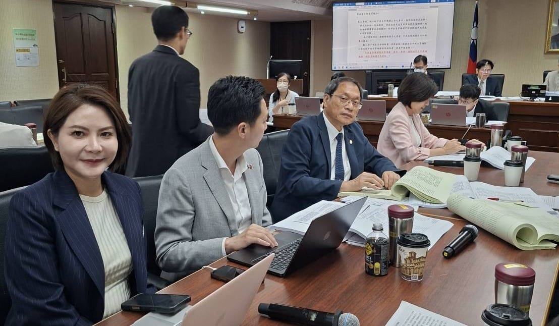 蘇清泉(左三)一邊在立法院開會、一邊抽空聯絡港務局及海巡單位協助搶救。 圖：蘇清泉競總／提供