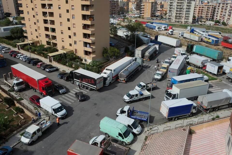 義大利南部區域卡車司機發起封路與罷工。（路透社） 圖：中央社提供