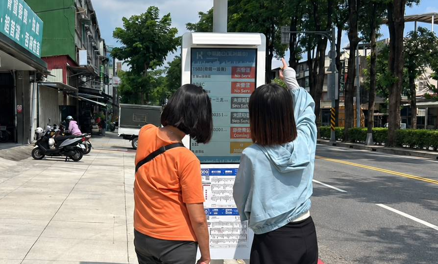 高雄市政府交通局預計今年將建置200處彩色電子紙智慧站牌。 圖：高雄市交通局／提供