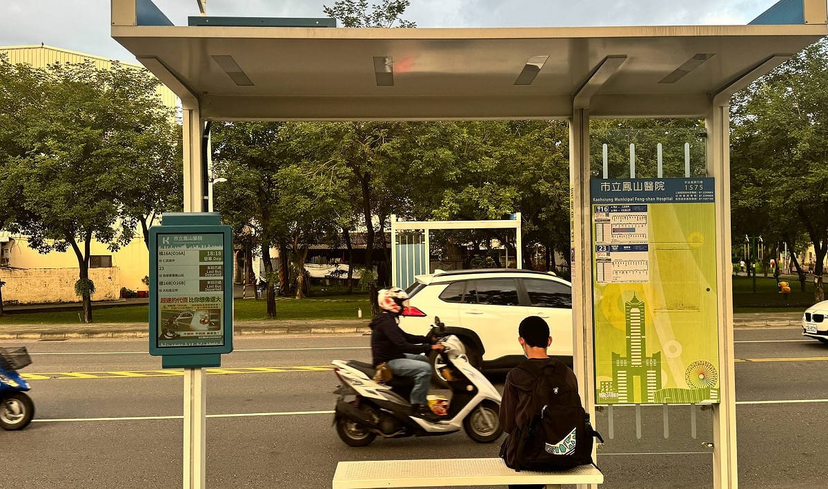 彩色電子紙智慧站牌不僅有助於提升公車動態資訊辨識度，也讓站牌整體視覺呈現更加直觀易讀。 圖：高雄市交通局／提供