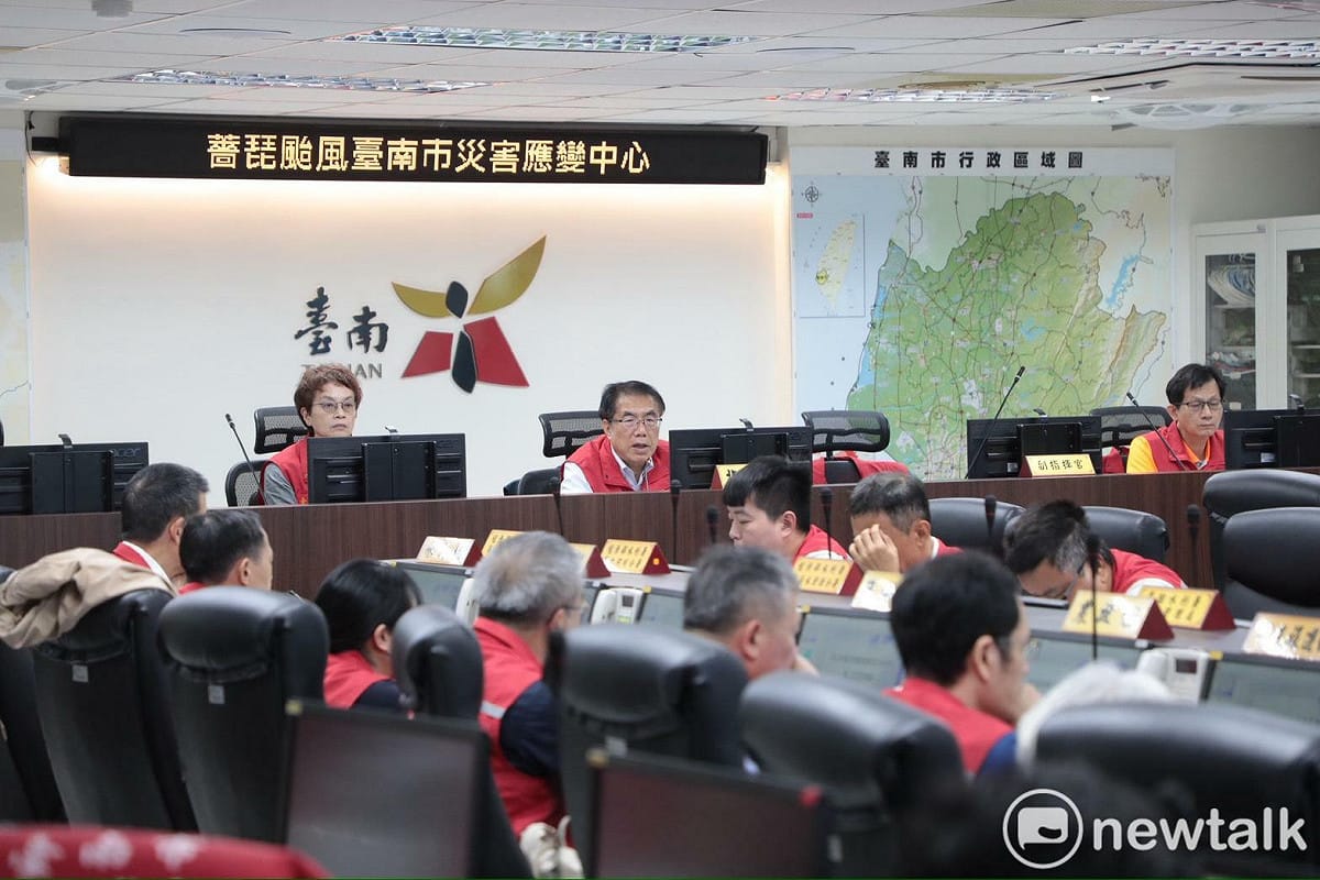 因應颱風「薔琵」逼近台灣，台南市政府災害應變中心今日上午一級開設，並召開第二次工作會報，由市長黃偉哲主持，掌握颱風動態及各區整備情形。 圖：台南市政府/提供