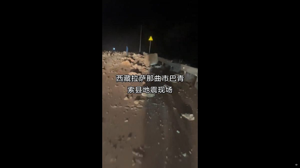 公路上也充滿著落石。 圖：擷取自 @whyyoutouzhele X 分享影片