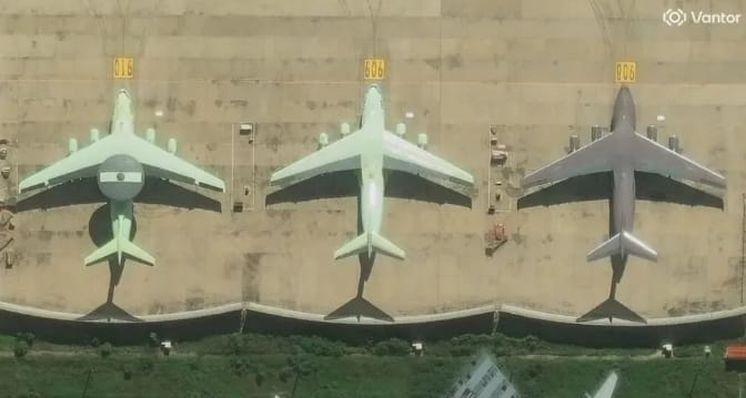美國 Vantor 商業衛星公司的最新衛星圖像顯示，中國北方某地停機坪上同時停放了 4 架綠皮機狀態的「空警-3000」（KJ-3000）大型空中預警機。 圖 : 翻攝自VANTOR
