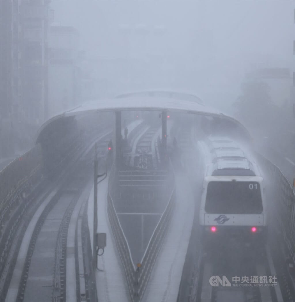 北捷公司23日表示，文湖線及高運量平面、高架路段，包含圓山站至淡水站、新北投站、小碧潭站，風速已達列車停駛標準，於晚間6時起暫停營運。圖為雨中行駛的文湖線列車。（中央社檔案照片） 圖：中央社提供