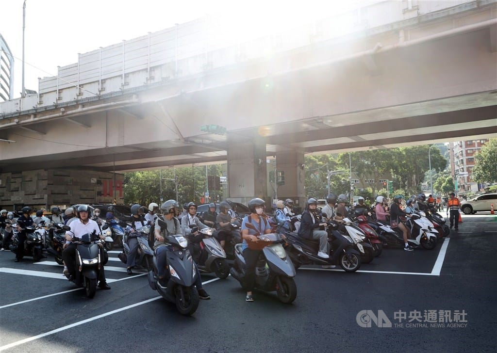 圖為台北市機車族正騎車前往上班地點。（中央社檔案照片） 圖：中央社提供