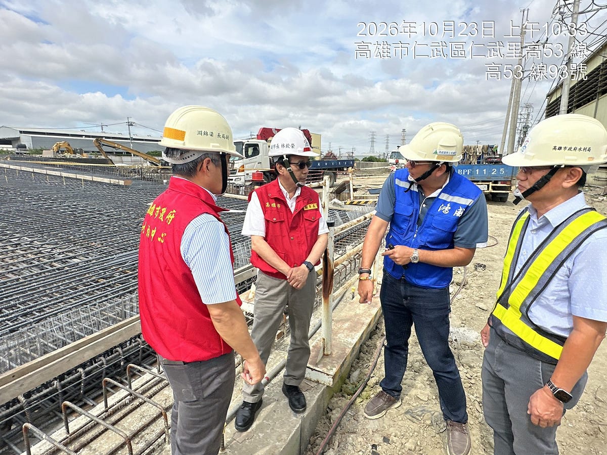 林欽榮(左二)視察仁武區八涳橋改建工程。 圖：高雄市政府／提供