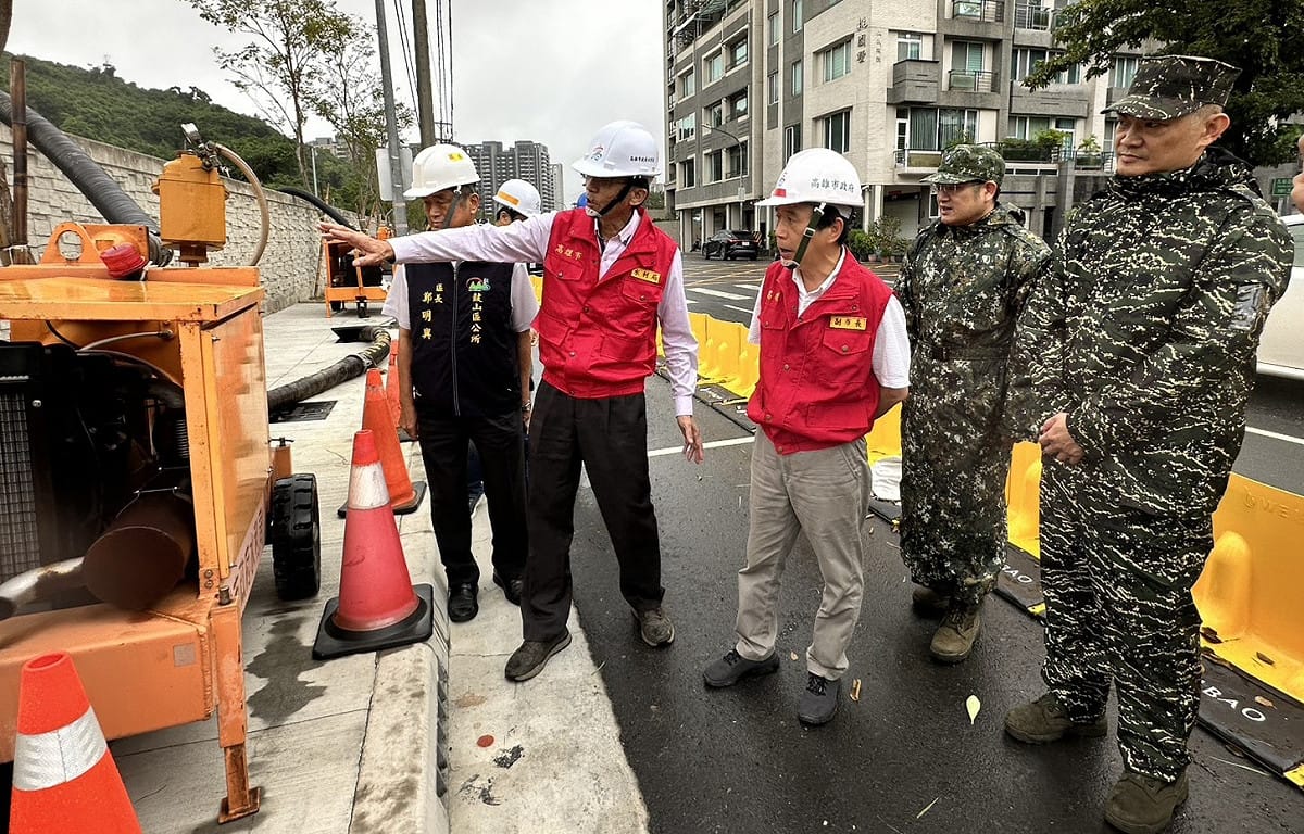 林欽榮(右三)視察鼓山三路移動式抽水機布設點。 圖：高雄市政府／提供