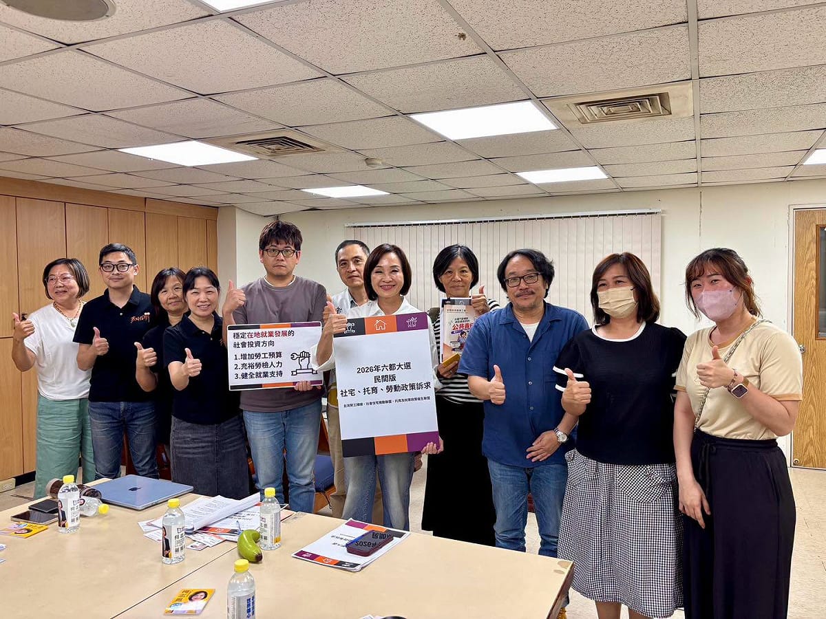 柯志恩(中)的社宅政策獲社宅推動聯盟肯定。 圖：柯志恩競總／提供