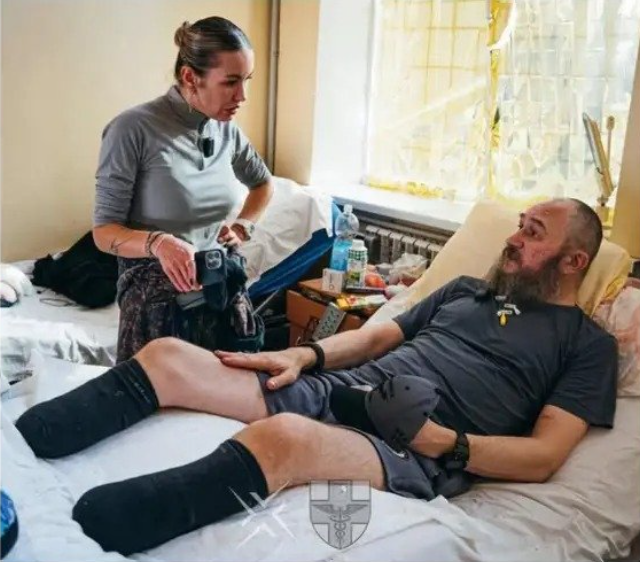 烏克蘭一名 49 歲步兵弗拉申科（Kostiantyn Vlasenko）在俄烏戰爭前線受困長達 491 天，期間遭俄軍無人機襲擊失去左腳，右腿也嚴重骨折，最終被迫在藏身處自行截除右腳。 圖：翻攝自X @CrimeanVoyager