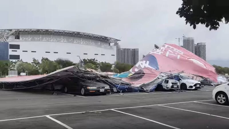 黃馨慧與江啟臣巨型看板砸毀8車。 圖：翻攝threads