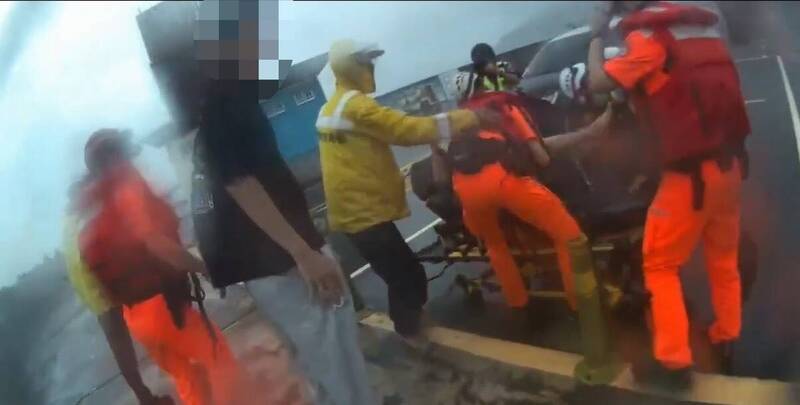 李女颱風天到海岸邊觀浪，海巡與警消出動救援。 圖：海巡署提供
