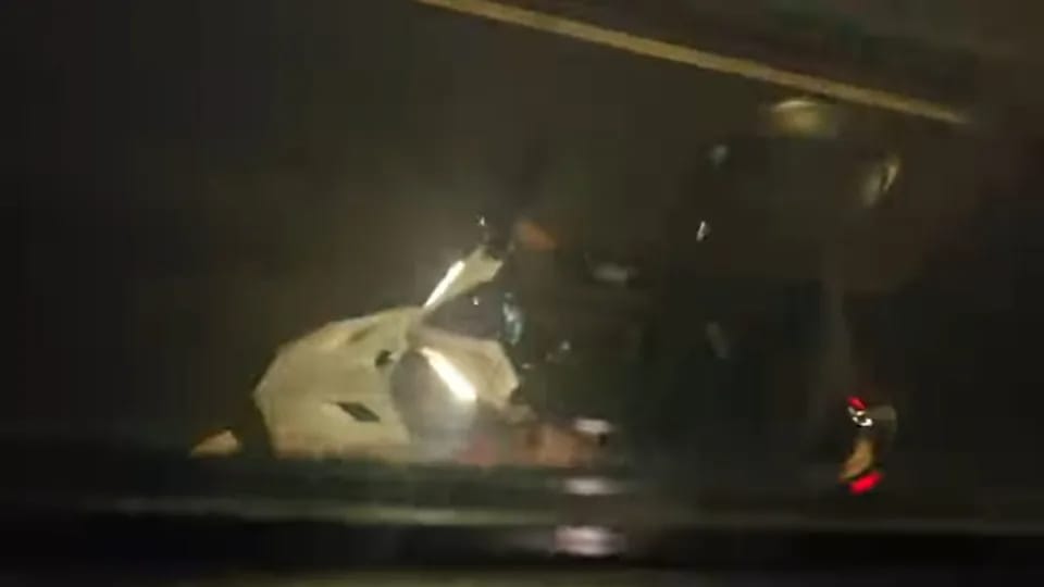 淡水客運947路線公車在關渡大橋上，為機車騎士擋風。 圖：翻攝自Threads@jack_uken