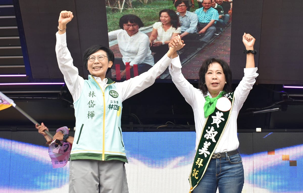 林岱樺(左)高舉黃淑美(右)的手高喊凍蒜！ 圖：孫家銘／攝