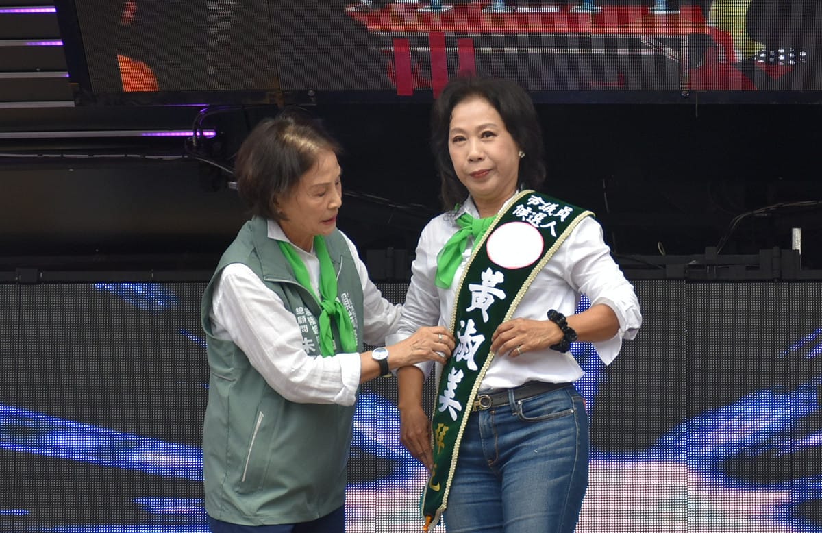 朱阿英(左)親自為黃淑美(右)批上候選人彩帶。 圖：孫家銘／攝